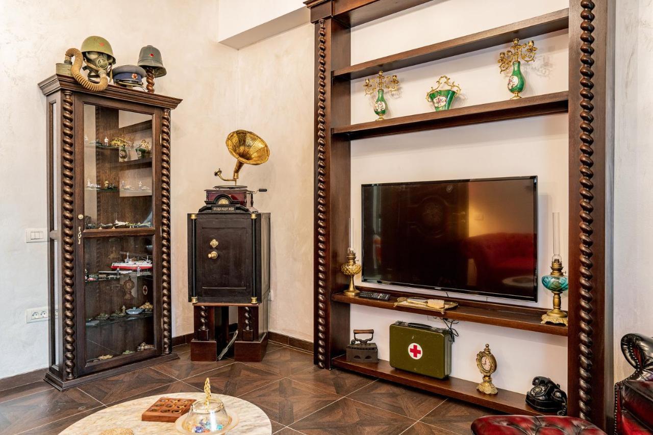 Private Museum Apartment With Antique Decor 布加勒斯特 外观 照片