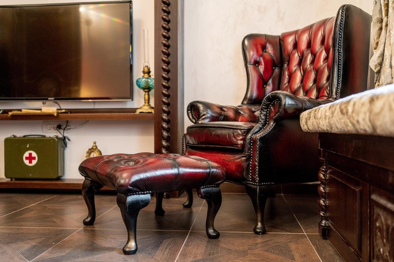 Private Museum Apartment With Antique Decor 布加勒斯特 外观 照片