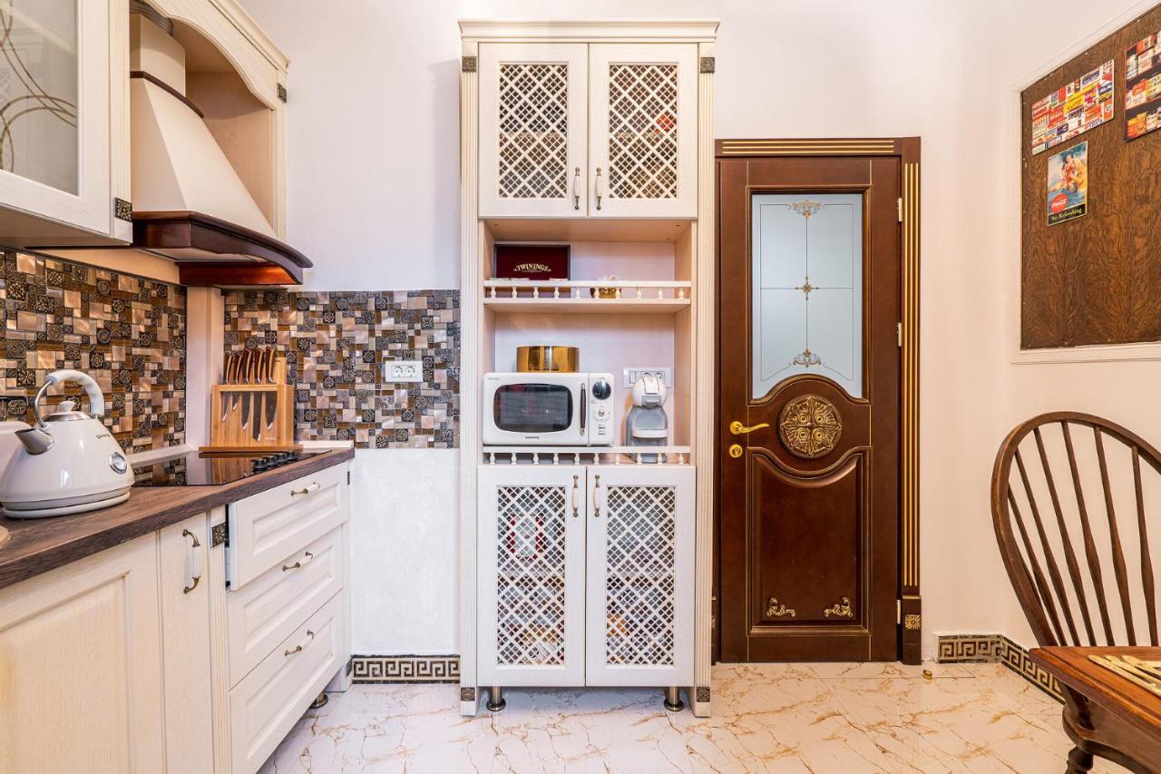 Private Museum Apartment With Antique Decor 布加勒斯特 外观 照片