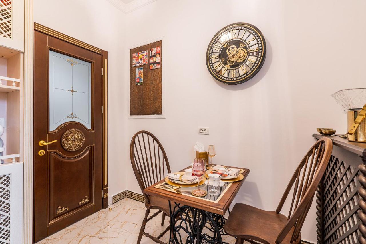 Private Museum Apartment With Antique Decor 布加勒斯特 外观 照片